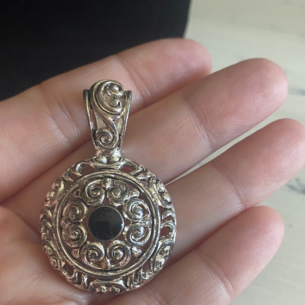 Elegant Silver Pendant with Black Stone - Picture 4 of 6